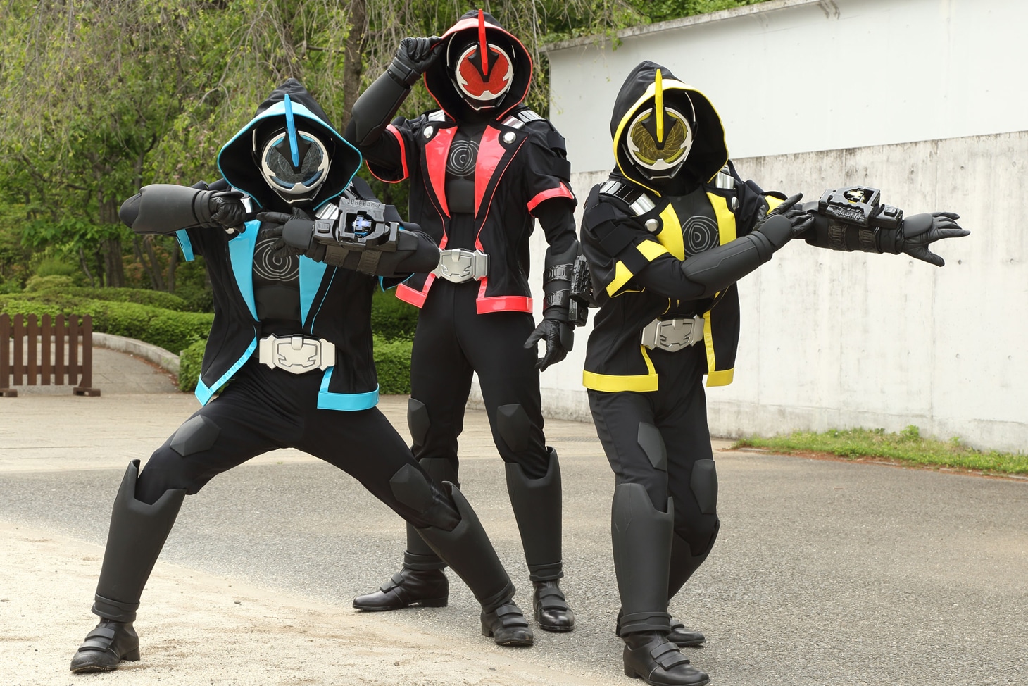 「劇場版 仮面ライダーゴースト 100の眼魂とゴースト運命の瞬間」より、左から仮面ライダーダークネクロムB（ブルー）、R（レッド）、Y（イエロー）。