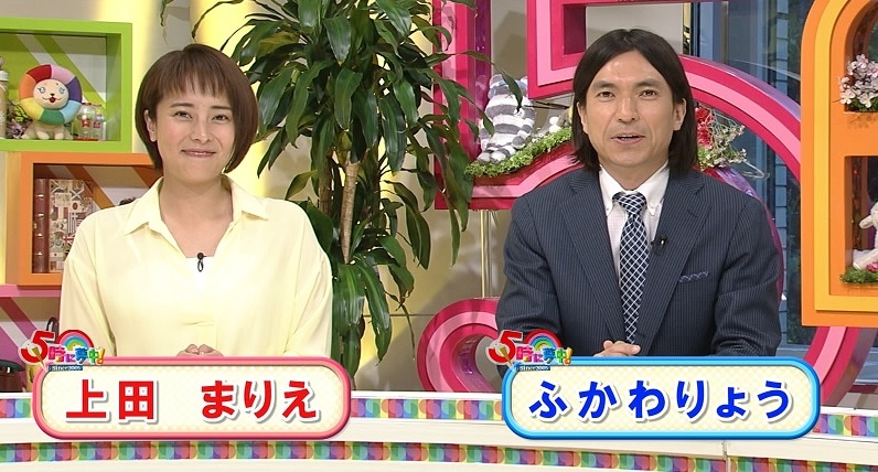 「5時に夢中！」MCふかわりょう（右）、番組アシスタントの上田まりえ（左）。 (c)TOKYO MX