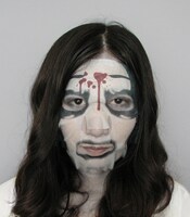 「貞子vs伽椰子 なりきりフェイスパック」着用イメージ（伽椰子）。