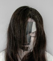 「貞子vs伽椰子 なりきりフェイスパック」着用イメージ（貞子）。