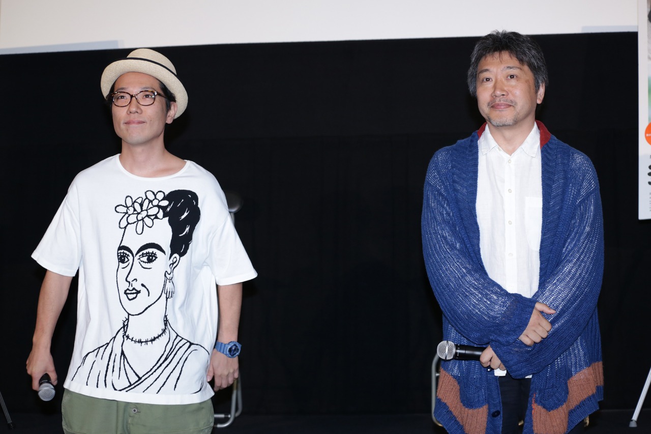 左からハナレグミ、是枝裕和。