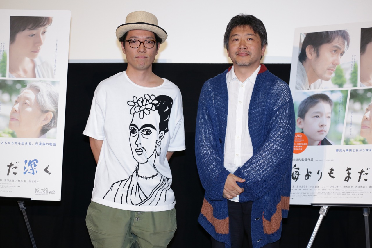 「海よりもまだ深く」トークショーの様子。左からハナレグミ、是枝裕和。