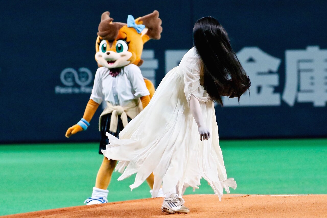 時速96kmの速球を放つ貞子。