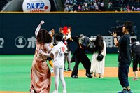 ガッツポーズする伽椰子（手前）と、肩を落とす貞子（奥）。