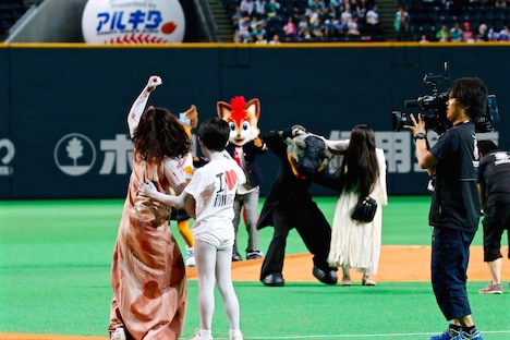 ガッツポーズする伽椰子（手前）と、肩を落とす貞子（奥）。