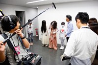 囲み取材を受ける3人。