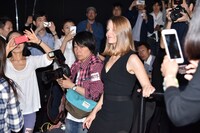 日本のファンに迎えられたジョディ・フォスター（中央右）。