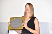 ステージで手形を取ったジョディ・フォスター。