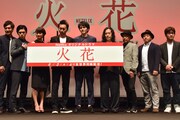「火花」完成披露試写会の様子。