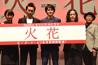 左から門脇麦、波岡一喜、林遣都、ピース又吉、廣木隆一。