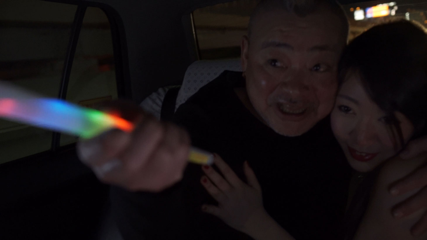 「オールディックフォギー / 歯車にまどわされて」より、アナーキー・仲野茂（左）とベッド・インの中尊寺まい（右）。