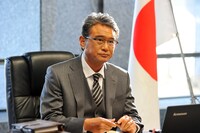 「デスノート Light up the NEW world」より御厨賢一役の船越英一郎。