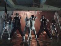 「呪いのシャ・ナ・ナ・ナ」MVより。