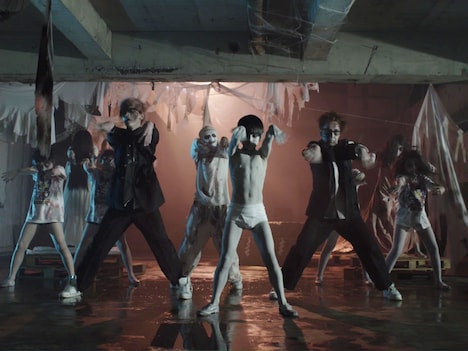 「呪いのシャ・ナ・ナ・ナ」MVより。