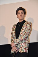 三木康一郎に派手なジャケットをいじられた岩田剛典。