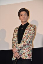 三木康一郎に派手なジャケットをいじられた岩田剛典。