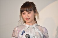 サプライズゲストの鷲尾伶菜。