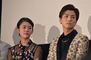 鷲尾伶菜が歌う主題歌に耳を傾ける高畑充希(左)と岩田剛典(右)。