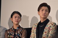 鷲尾伶菜が歌う主題歌に耳を傾ける高畑充希（左）と岩田剛典（右）。