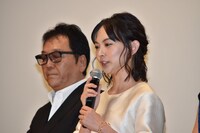 左から和泉聖治、谷村美月。