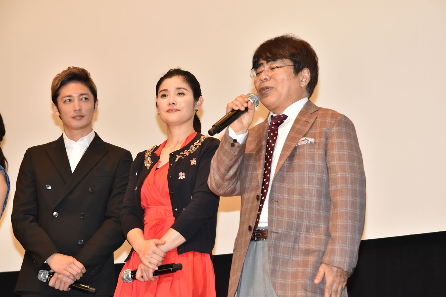 左から玉木宏、石田ひかり、小倉久寛。
