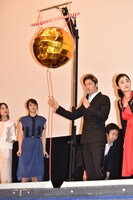 ステージにくす玉が運ばれた場面。