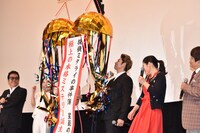 公開を記念するくす玉が割られた瞬間。