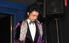 「高台家の人々」の初日舞台挨拶に登壇する斎藤工。