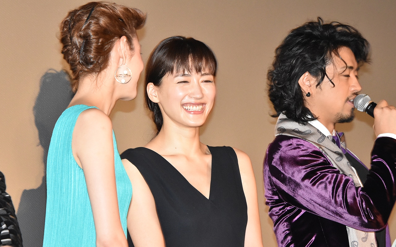 「高台家の人々」の初日舞台より、左から水原希子、綾瀬はるか、斎藤工。
