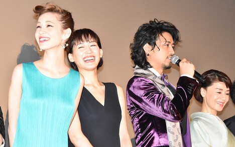 「高台家の人々」の初日舞台より、斎藤工の発言に大笑いの綾瀬はるか（左から2番目）。