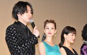 「高台家の人々」の初日舞台より、左から間宮祥太朗、水原希子、綾瀬はるか。