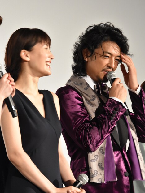 キャストからの質問に戸惑う斎藤工（右）と笑いが止まらない綾瀬はるか（左）