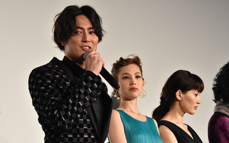 「高台家の人々」の初日舞台より、左から間宮祥太朗、水原希子、綾瀬はるか。