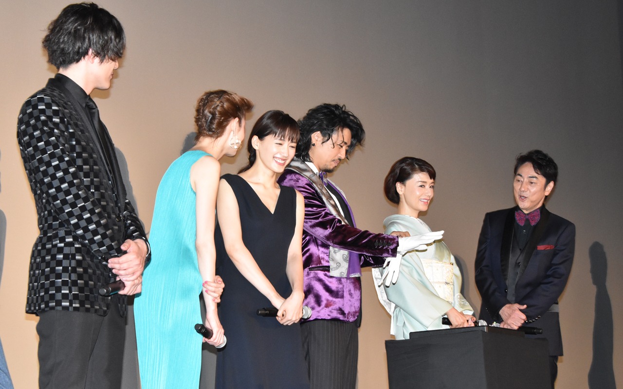 3億円相当のティアラ登場に興奮気味の高台家の人々。