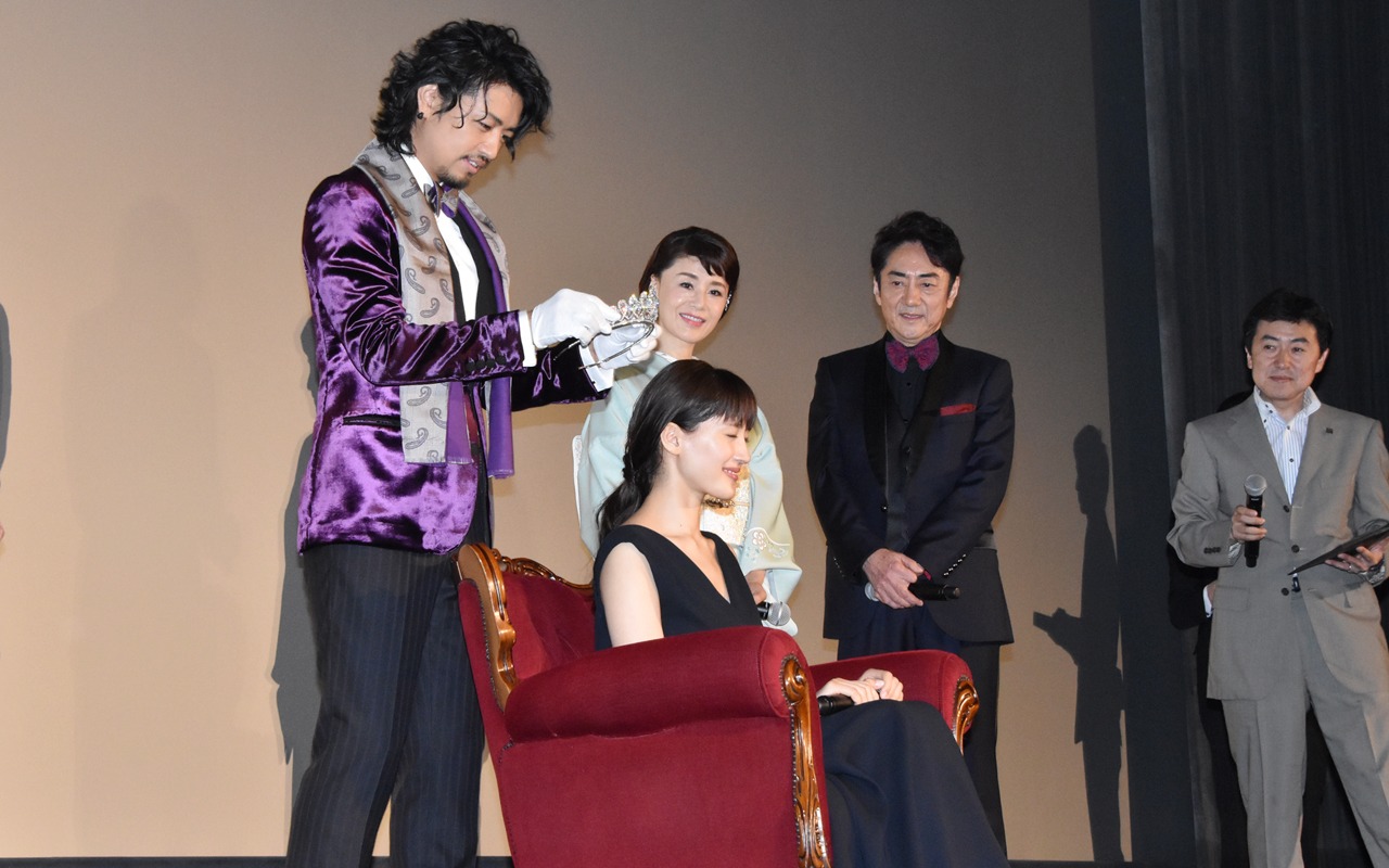 「高台家の人々」の初日舞台より、ティアラ戴冠式の様子。