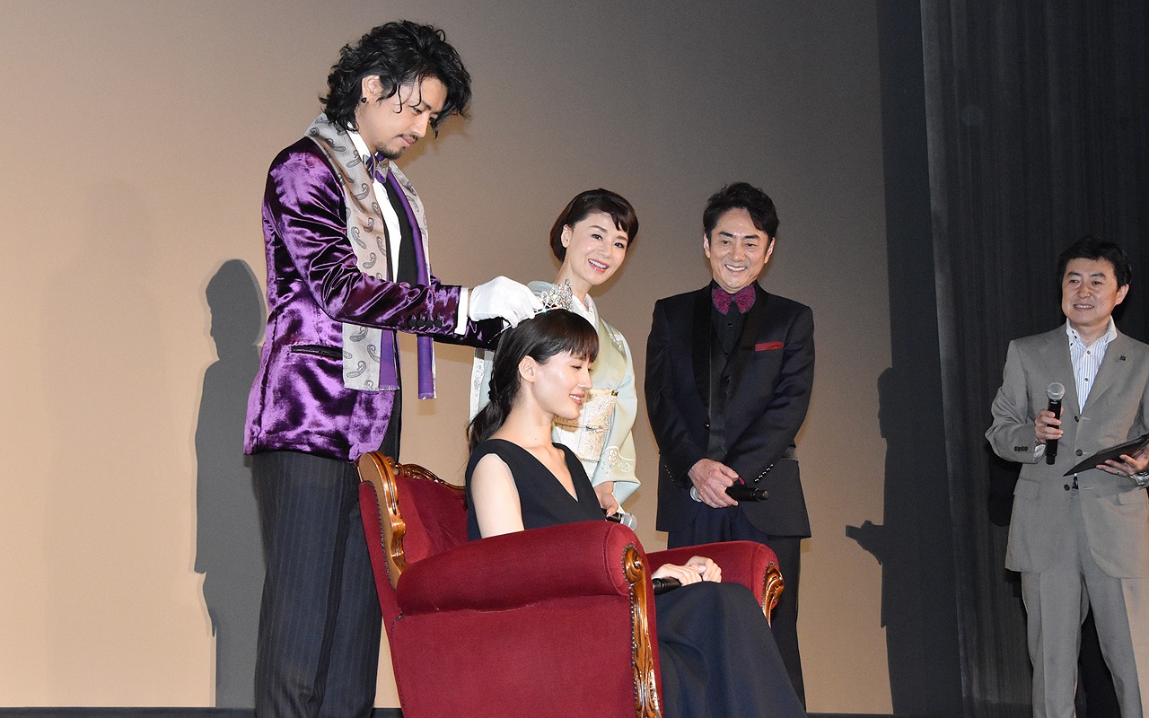 「高台家の人々」の初日舞台より、ティアラ戴冠式の様子。