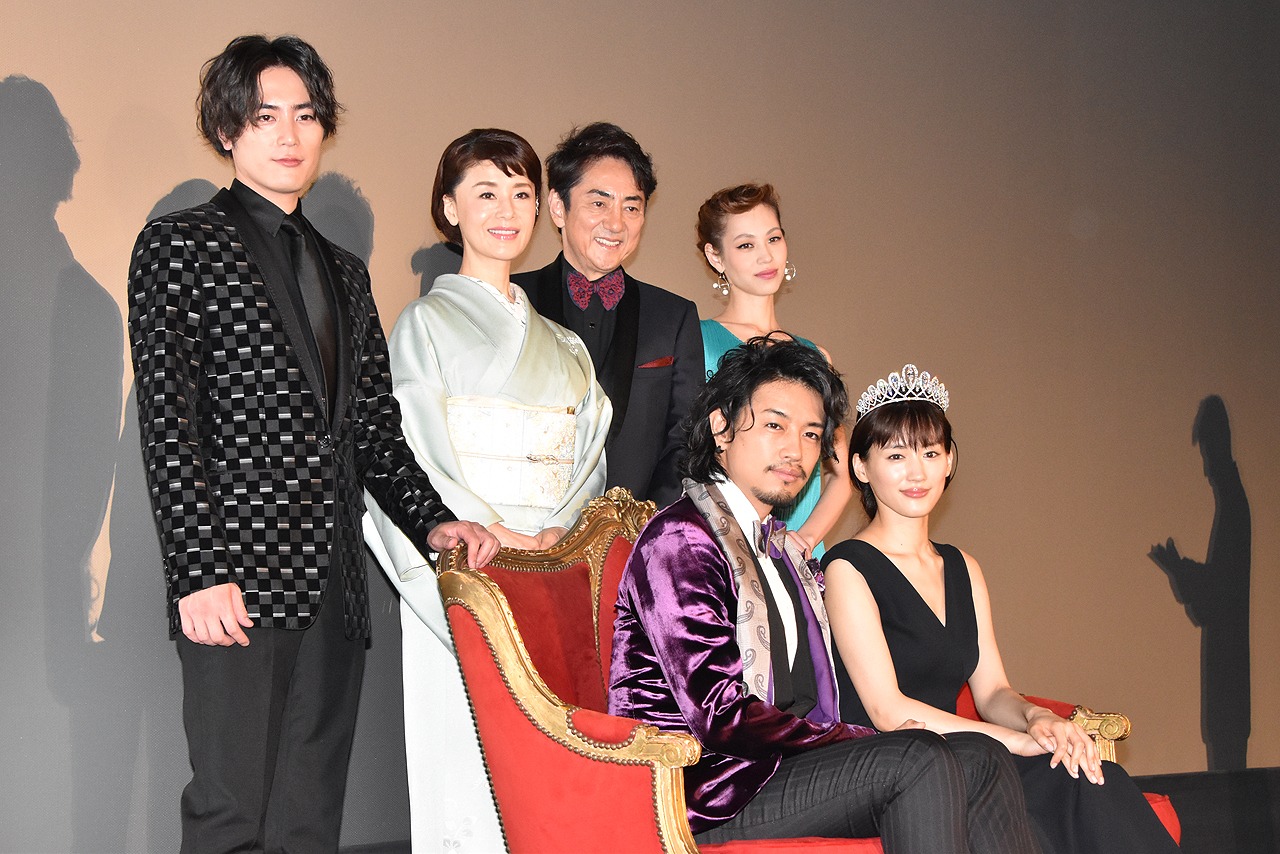 「高台家の人々」初日舞台挨拶の様子。