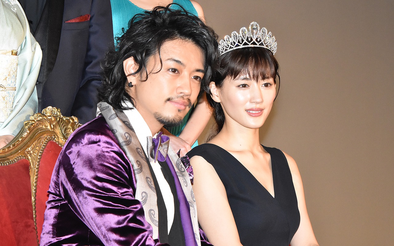 斎藤工（左）と綾瀬はるか（右）。