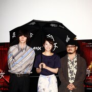 清野菜名の雨嫌い発言に清水崇タジタジ、「雨女」初日舞台挨拶