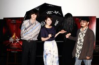 「雨女」初日舞台挨拶より、左から柳俊太郎、清野菜名、雨女、清水崇。