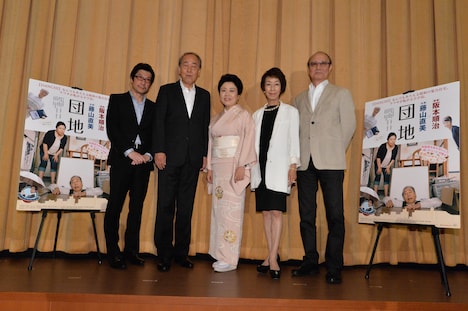 「団地」初日舞台挨拶の様子。左から阪本順治、岸部一徳、藤山直美、大楠道代、石橋蓮司。