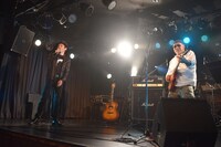 石井岳龍（左）と緒方明（右）によるライブの様子。