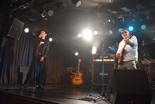石井岳龍（左）と緒方明（右）によるライブの様子。