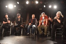 左から増子直純、石井岳龍、笠松則通、緒方明、PANTA。