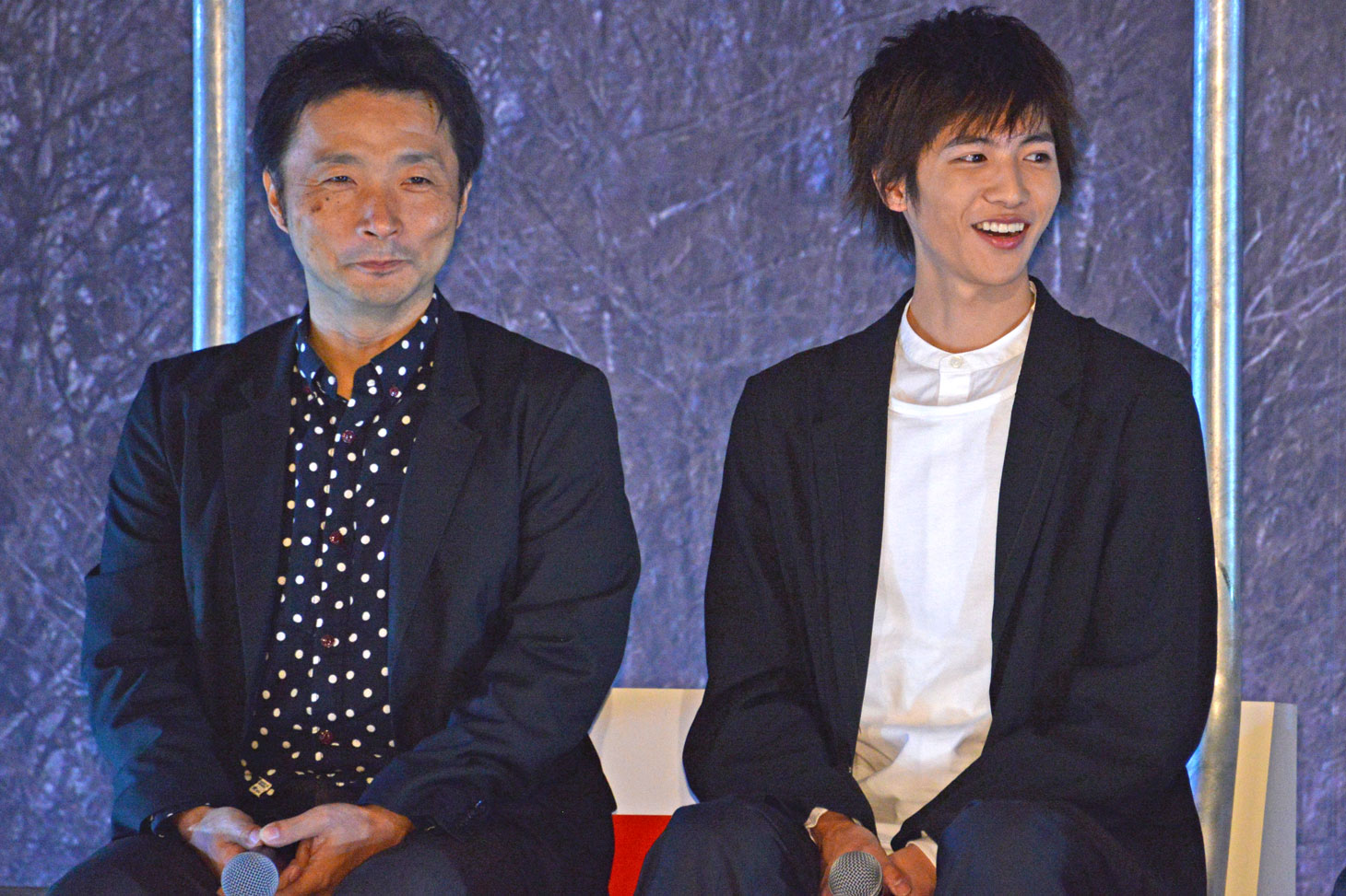 スキーリフトに乗って登場する吉田照幸（左）と志尊淳（右）。