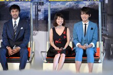 スキーリフトに乗って登場する阿部寛（左）、大島優子（中央）、濱田龍臣（右）。