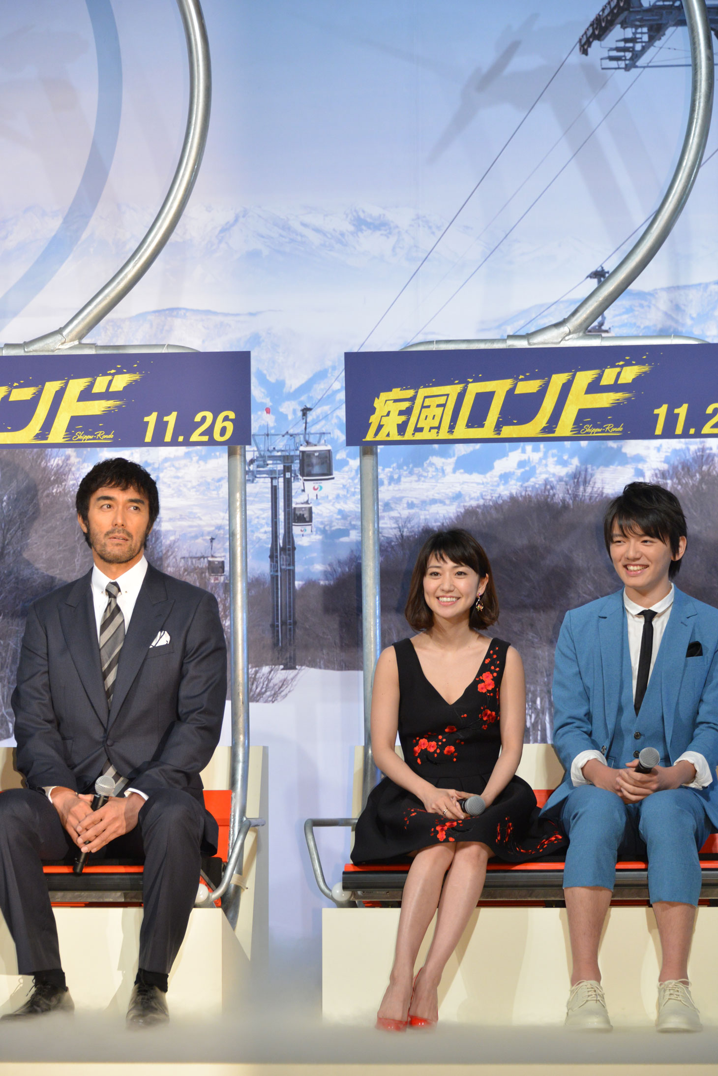 スキーリフトに乗って登場する阿部寛（左）、大島優子（中央）、濱田龍臣（右）。