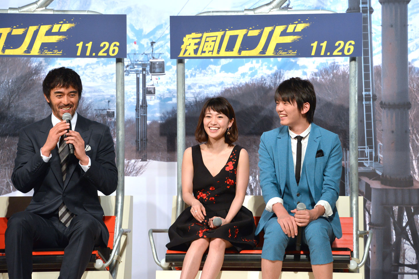 「疾風ロンド」クランクアップ会見にて、左から阿部寛、大島優子、濱田龍臣。
