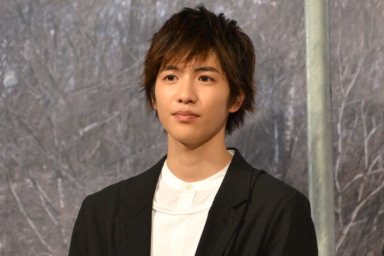 スキー場の喫茶で手伝いをする大学生・高野誠也役の志尊淳。