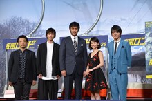 「疾風ロンド」クランクアップ会見にて、左から吉田照幸、志尊淳、阿部寛、大島優子、濱田龍臣。